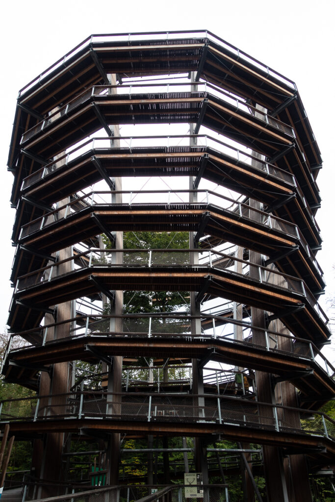 Der 42m hohe Holzturm
