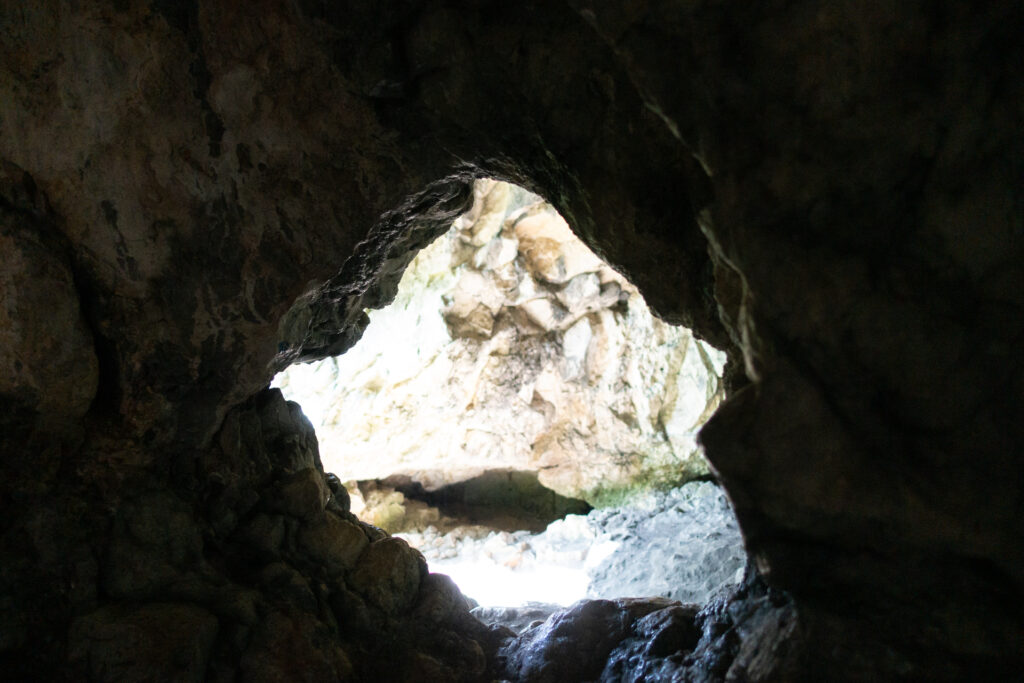 Eine kleine Höhle mit Fenster