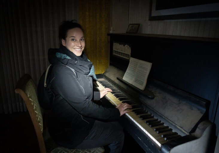 juli am klavier